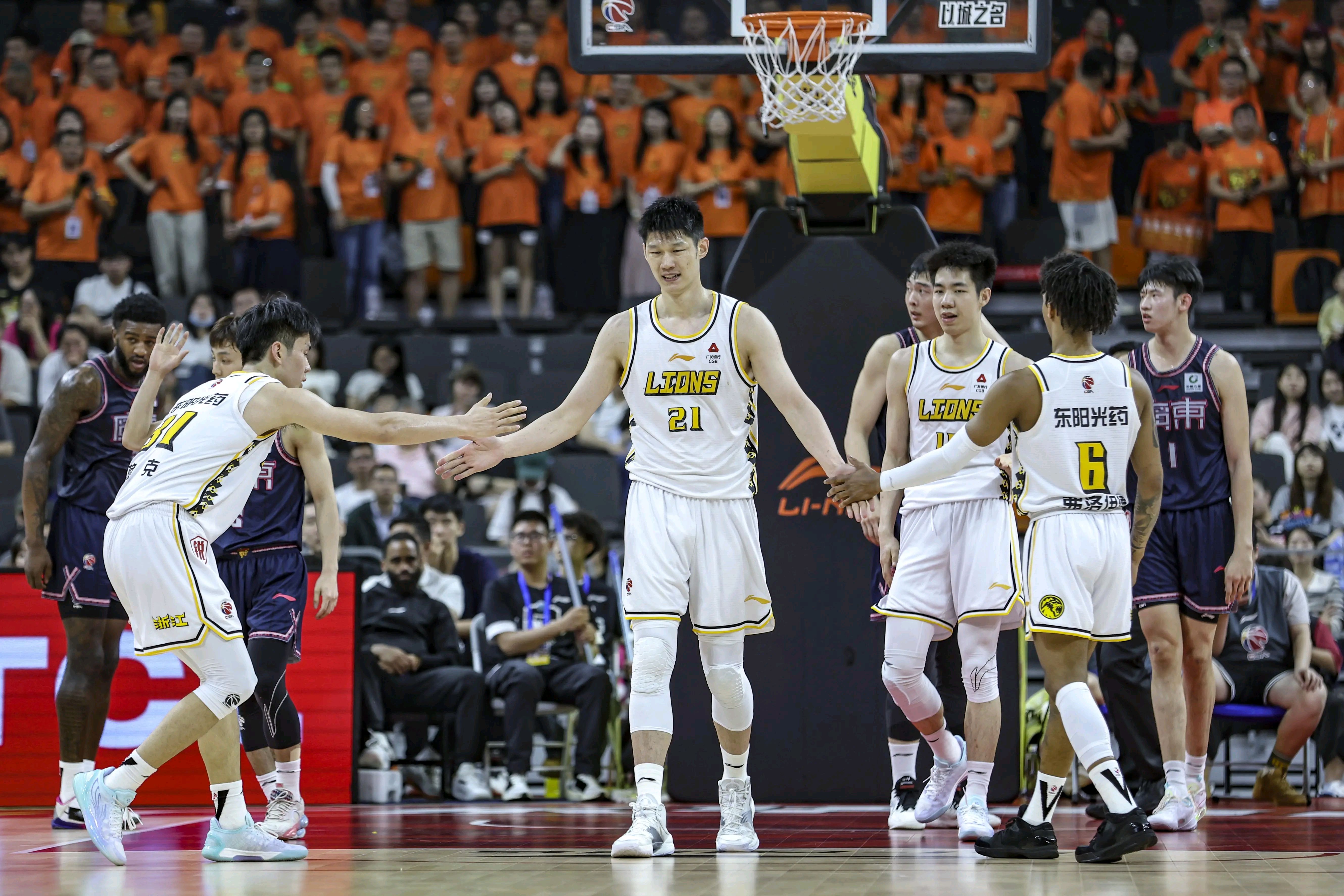 包含今夜CBA季后赛焦点战；AC米兰主帅复盘；压力陡增；身体对抗强度拉满的词条