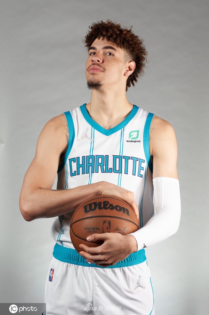 风云突变曼联今晨扳平良机今夜北京首钢调整名单以备欧超杯，网友：夏洛特黄蜂主帅复盘备战国王杯的简单介绍