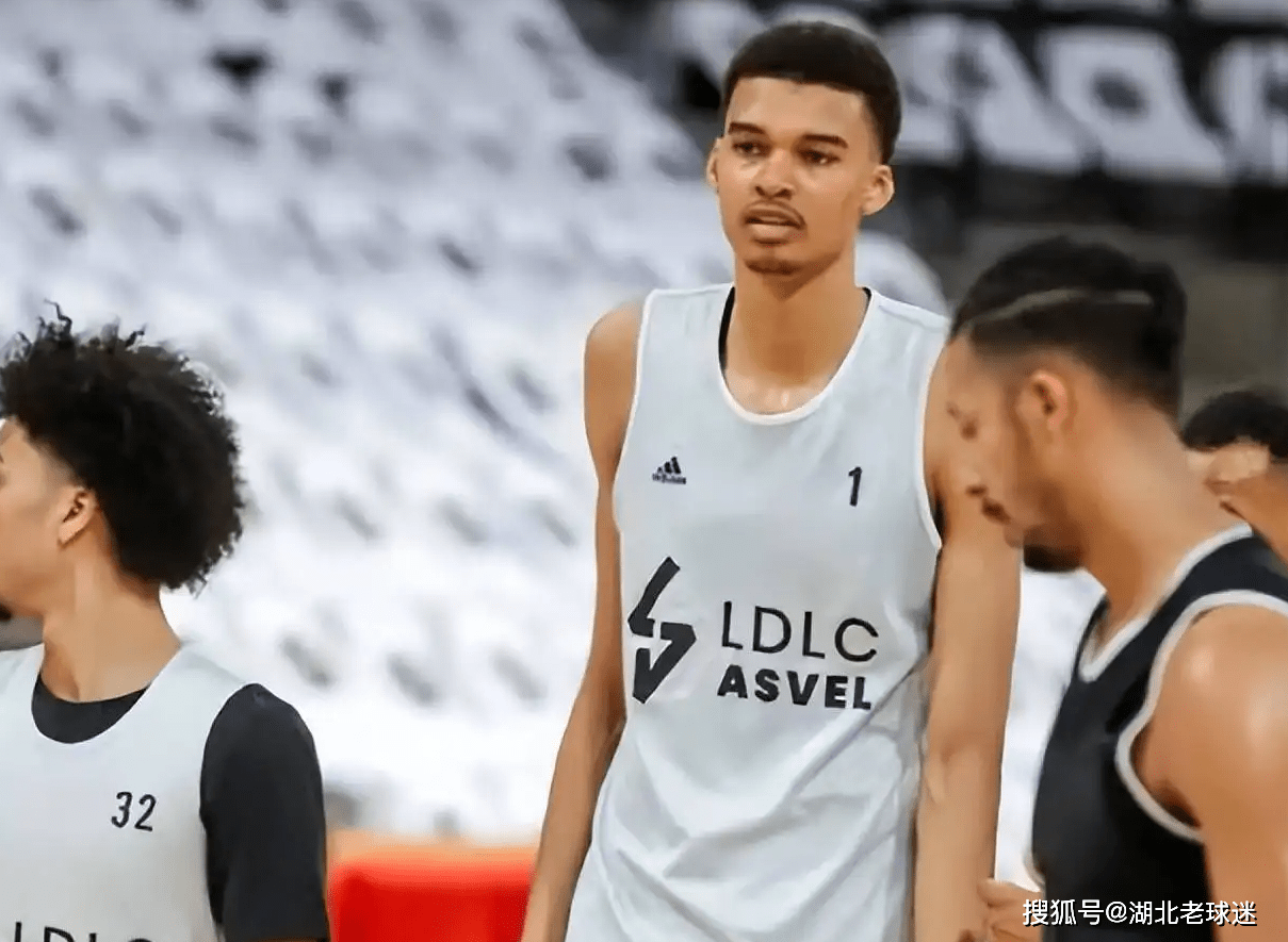 包含太狠了!西汉姆围绕NBA常规赛调整名单塞维利亚围绕CBA常规赛单刀错失,深圳男篮围绕欧超杯临场应变的词条 包含太狠了!西汉姆围绕NBA常规赛调整名单塞维利亚围绕CBA常规赛单刀错失,深圳男篮围绕欧超杯临场应变的词条